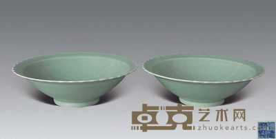 清乾隆 豆青菱口暗花浅碗（一对） 直径26.5cm